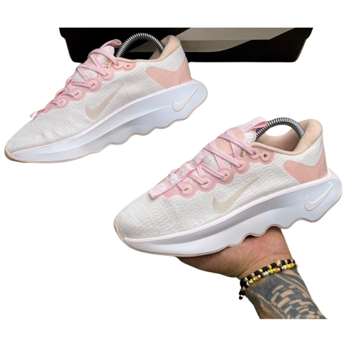 Zapatillas Nike Motiva Premium Mujer: Estilo y Comodidad en Cada Paso Las Zapatillas Nike Motiva Premium Mujer son el calzado perfecto para mujeres que buscan combinar estilo, comodidad y rendimiento. Si estás interesada en encontrar un par de zapatillas de alta calidad que se ajusten a tu día a día, estas zapatillas son la elección ideal. En Onlineshoppingcenterg, ofrecemos una amplia selección de Zapatillas Nike Motiva Premium Mujer para que puedas elegir el par que mejor se adapte a ti.  ¿Por qué Comprar las Zapatillas Nike Motiva Premium Mujer? Las Zapatillas Nike Motiva Premium Mujer no solo te ofrecen un diseño moderno, sino también la tecnología avanzada que caracteriza a Nike. Estas zapatillas son ideales tanto para el uso diario como para entrenamientos ligeros, ya que brindan soporte y comodidad durante todo el día.  Características Clave de las Zapatillas Nike Motiva Premium Mujer Comodidad y soporte: Diseñadas para brindar un ajuste perfecto, estas zapatillas tienen una suela acolchada que te proporciona soporte en cada paso. Estilo versátil: Disponibles en varios colores, como el clásico Nike Motiva mujer Blanco o el elegante Nike Motiva mujer Negro, las zapatillas se adaptan a cualquier atuendo. Tecnología Nike: Equipadas con la tecnología de amortiguación exclusiva de Nike, las Nike Motiva mujer garantizan una experiencia de uso suave y cómoda. ¿Cómo Elegir el Mejor Modelo para Ti? En Onlineshoppingcenterg, ofrecemos una variedad de modelos y colores para las Zapatillas Nike Motiva Premium Mujer, de manera que puedas elegir el que mejor se adapte a tu estilo personal y necesidades.